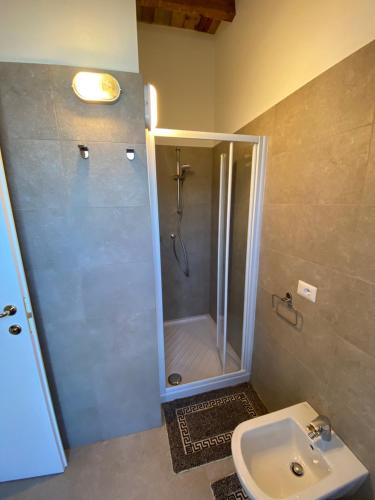 een badkamer met een douche, een toilet en een wastafel bij Novi Homes in Milaan