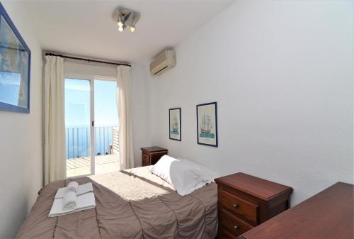 1 dormitorio con cama y ventana en Villa Marina, en Benidorm