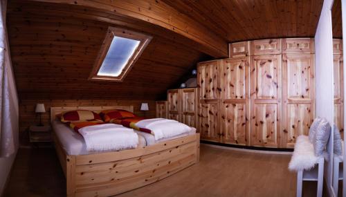 ein Schlafzimmer mit einem Bett in einer Holzhütte in der Unterkunft Pepi‘s Apartment in Hallstatt