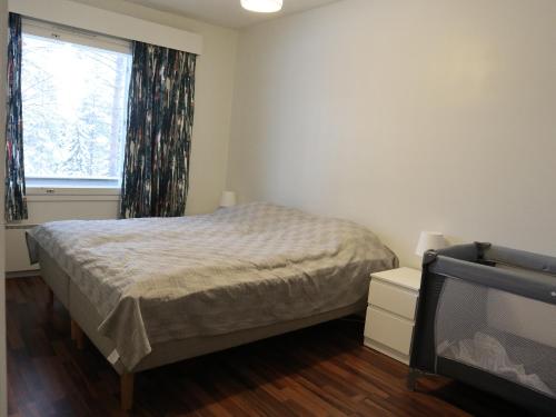um quarto com uma cama, uma televisão e uma janela em Kotipaljakka em Kotila