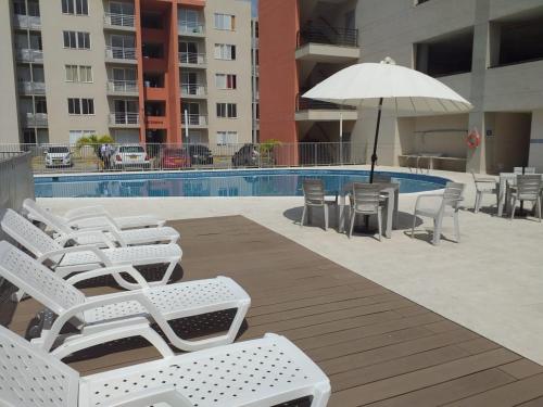 Kolam renang di atau dekat dengan Apartamento cerca al CC Buenavista