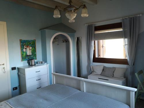 Łóżko lub łóżka w pokoju w obiekcie La Porta Accanto B&B