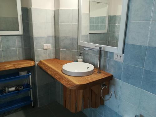 a bathroom with a sink, toilet and bathtub at Domo Sul Porto in Stintino