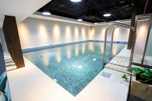 una piscina cubierta con suelo de baldosa en فيفيان بارك الروابى Vivian Park Al Rawabi en Riad