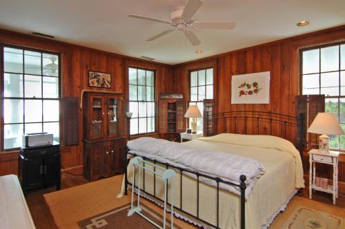 A bed or beds in a room at Pettigrew 2105