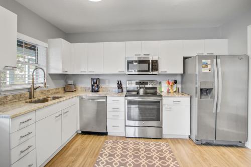 een keuken met witte kasten en roestvrijstalen apparaten bij Palm Boulevard 2403 - Downstairs in Isle of Palms