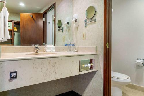 Koupelna v ubytování Quality Inn Monterrey La Fe