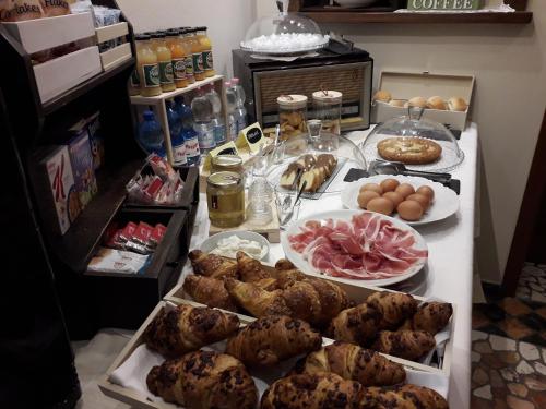 einen Tisch mit verschiedenen Lebensmitteln darauf in der Unterkunft Agriturismo Casa Carpanelli in Nonantola