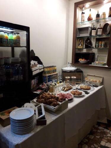 ein Buffet mit Speisen auf einem Tisch mit Tellern in der Unterkunft Agriturismo Casa Carpanelli in Nonantola