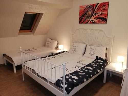Postel nebo postele na pokoji v ubytování Retro apartment
