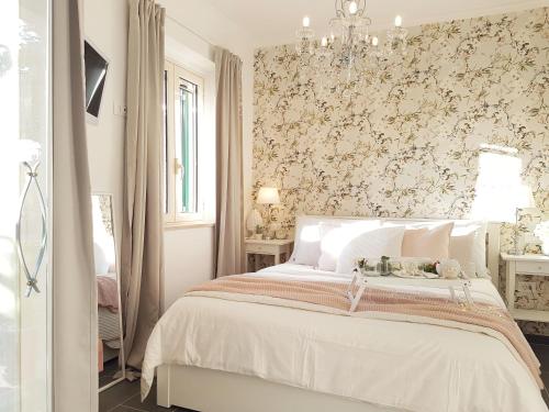 a bedroom with a bed with a floral wallpaper at Il Settimo Cielo in Parghelia