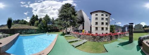 een weergave van een zwembad in een resort bij Rutllan & Spa in La Massana