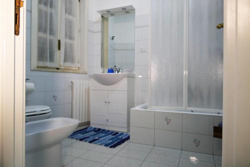een badkamer met een wastafel, een bad en een toilet bij B&B Amèsa in Sternatia