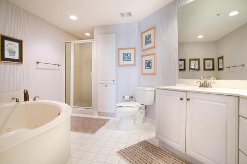 uma casa de banho com uma banheira, um WC e um lavatório. em Hampton Place 6209 em Hilton Head Island