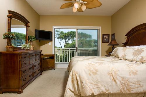 um quarto com uma cama, uma cómoda e uma televisão em Hampton Place 6209 em Hilton Head Island