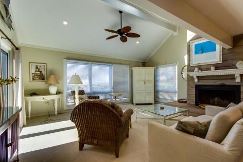 Una sala de estar con un sofá y una chimenea. en Beach Club 341, en Seabrook Island