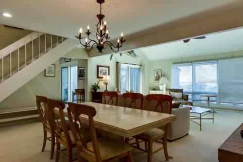 Un comedor y una sala de estar con mesa y sillas. en Beach Club 341, en Seabrook Island