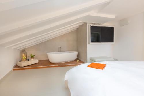 a bathroom with a sink and a bath tub at Traverse Des Artistes in Cannes