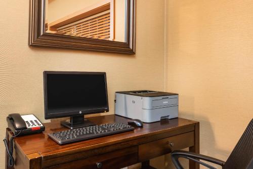 Телевизор и/или развлекательный центр в La Quinta by Wyndham Portland Airport