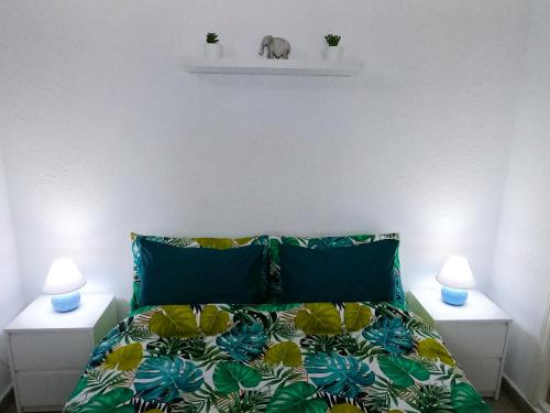 ラ・マタにあるLos Europeosのベッドルーム1室(緑と黄色の枕が備わるベッド1台付)