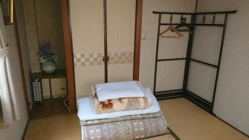 Postel nebo postele na pokoji v ubytování Kasuga Ryokan