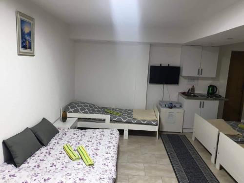 mały pokój z 2 łóżkami i kuchnią w obiekcie Vela-edo w mieście Zavidovići