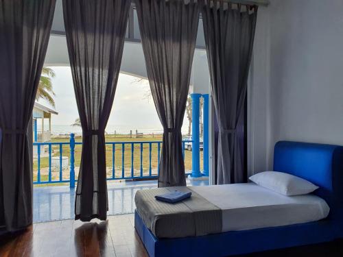 Llit o llits en una habitació de ALA Beach Lodge - Ketapang Homestay