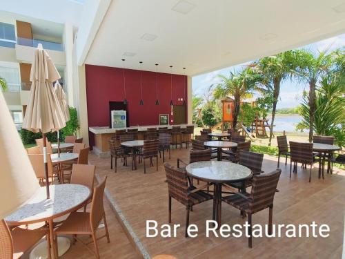 A restaurant or other place to eat at Porto Smeralda Guarajuba 100m praia