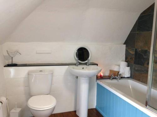 W łazience znajduje się toaleta, umywalka i wanna. w obiekcie Cottage Barn, Jacobstow w mieście Bude