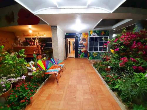 un fleuriste avec des chaises et des fleurs colorées dans l'établissement Casa Turística Realismo Mágico, à Aracataca