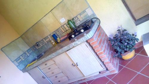 an overhead view of a kitchen with a counter top at Dimensión moonlight in La Falda