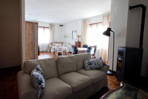 uma sala de estar com um sofá e uma sala de jantar em B&B Villa Ngiolò "vista mare" em Ancona