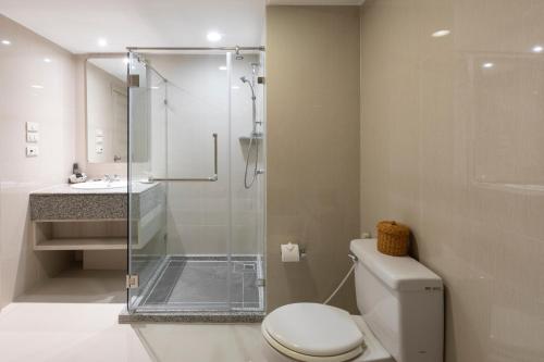 A bathroom at Classic Kameo Hotel and Serviced Apartments, Sriracha