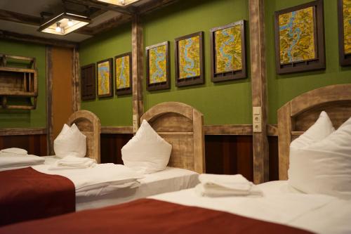 two beds in a room with green walls at Aparthotel MyCologne in Cologne
