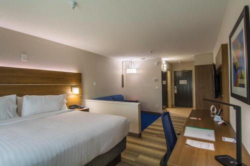 Postel nebo postele na pokoji v ubytování Holiday Inn Express - Naples South - I-75, an IHG Hotel