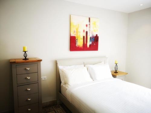 Un pat sau paturi într-o cameră la Apartment E14, Forest View Apartments