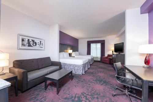 una camera d'albergo con letto e divano di Holiday Inn Express & Suites Columbus - Polaris Parkway / COLUMBUS, an IHG Hotel a Columbus