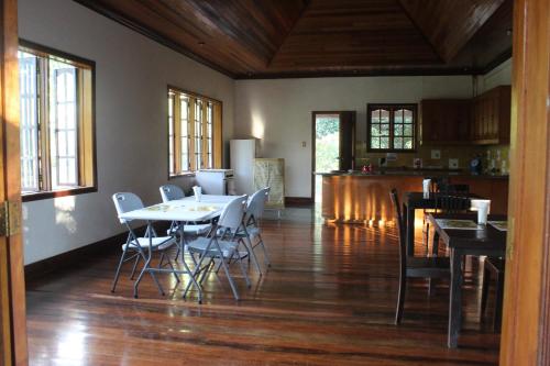 uma cozinha e sala de jantar com mesa e cadeiras em Walkerz Inn em Panglao