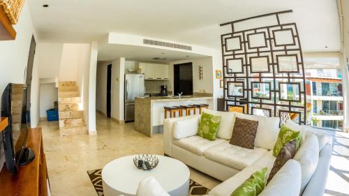 sala de estar con sofá y mesa en Elements Penthouse 5 condo, en Playa del Carmen
