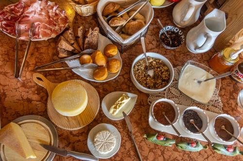 Una mesa cubierta con muchos platos de comida en Agriturismo Maso Santa Libera, en Tesero