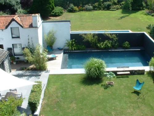 een luchtzicht op een achtertuin met een zwembad bij B&B La Ruelle in Profondeville