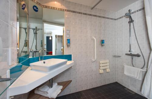 Koupelna v ubytování Holiday Inn Express Edinburgh - Leith Waterfront, an IHG Hotel