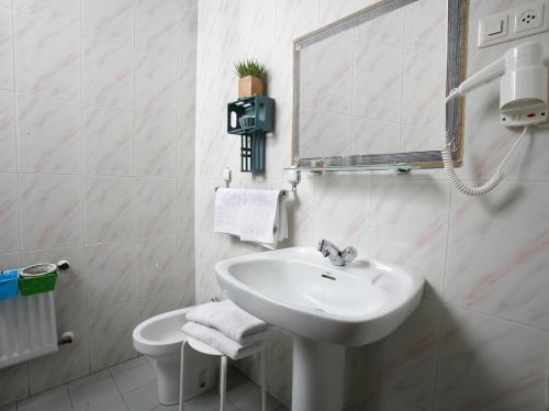 A bathroom at Hotel Ripa