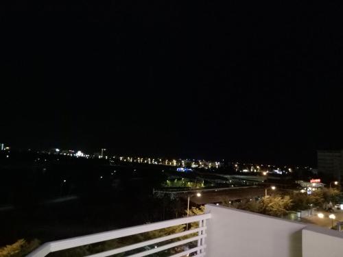 uitzicht op de stad 's nachts bij Khách sạn Trường Long in Phan Rang