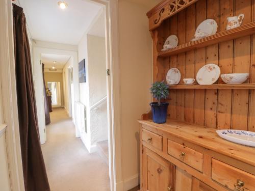 uma casa de banho com um lavatório e uma parede de madeira em Turret Cottage em Prestonpans