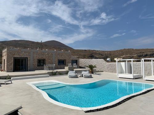 uma piscina sentada em cima de um pátio em Villa Beltramo Santorini 2 bedroom private pool villa em Foinikiá