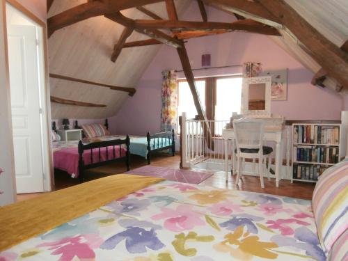 una camera con letto e sala da pranzo di Les Tachats a Hautefort