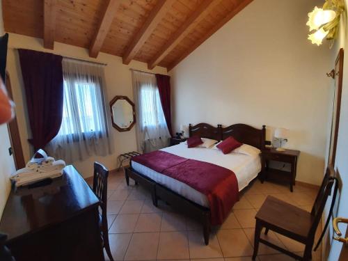 1 dormitorio con cama, mesa y espejo en Agriturismo Eva, en Favaro Veneto