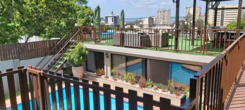 uma varanda de um edifício com piscina em GuestHouse 1109 em Maputo
