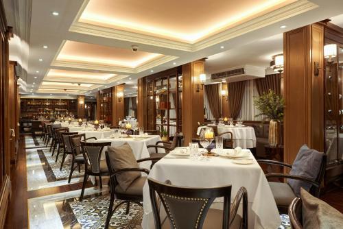 Un restaurante o sitio para comer en Paradise Grand Cruise - Lan Ha Bay